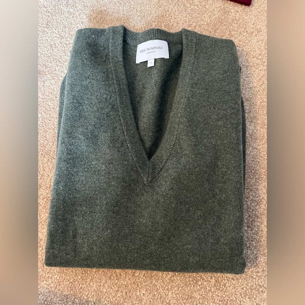 Eric Bompard 100% Cashmere V neck pullover. Khaki. S.